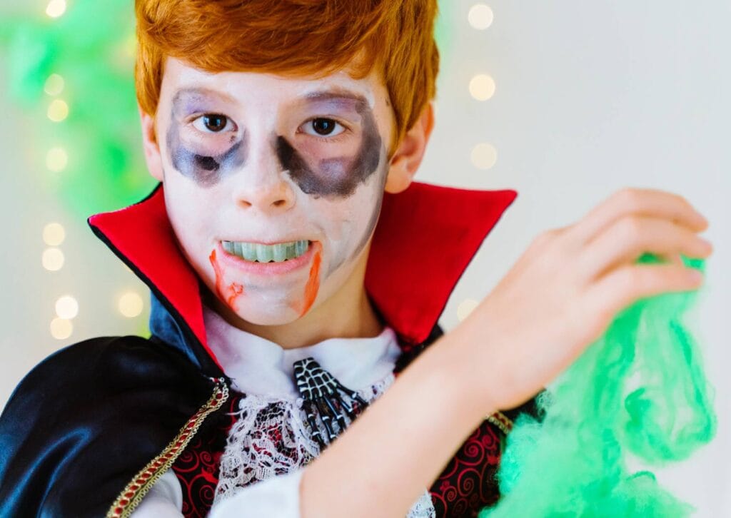 Maquiagem-vampiro-em-crianca-ruiva-1024x726 50 inspirações de Halloween