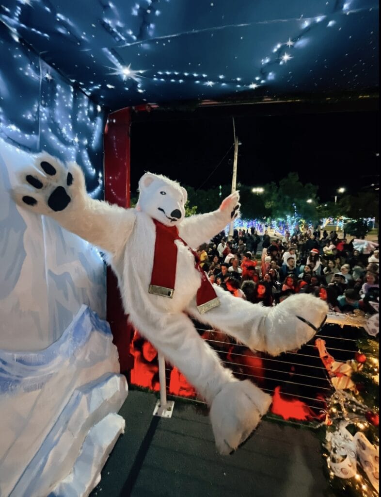 Urso-Polar-Coca-Cola-786x1024 Brasal Incorporações recebe Caravana iluminada da Coca-Cola e Coral do Gari no Nexus 710,  no Setor Noroeste