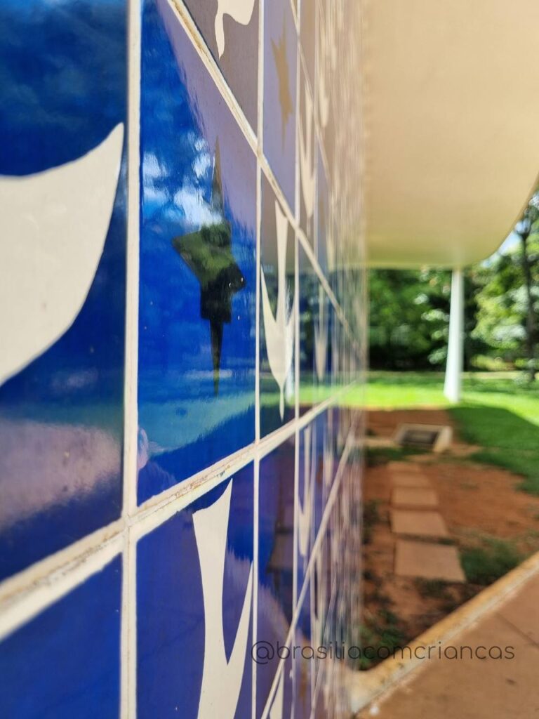 Azulejo-athos-Bulcao-1-768x1024 Brasília tem parque maior que o Central Park e não tem formato de avião": especialista revela 10 curiosidades arquitetônicas da capital federal