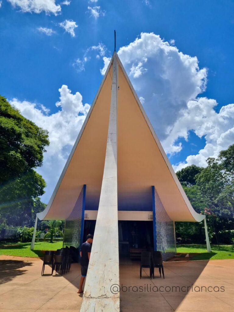 Igrejinha-Nossa-Senhora-de-Fatima-1-768x1024 Brasília tem parque maior que o Central Park e não tem formato de avião": especialista revela 10 curiosidades arquitetônicas da capital federal