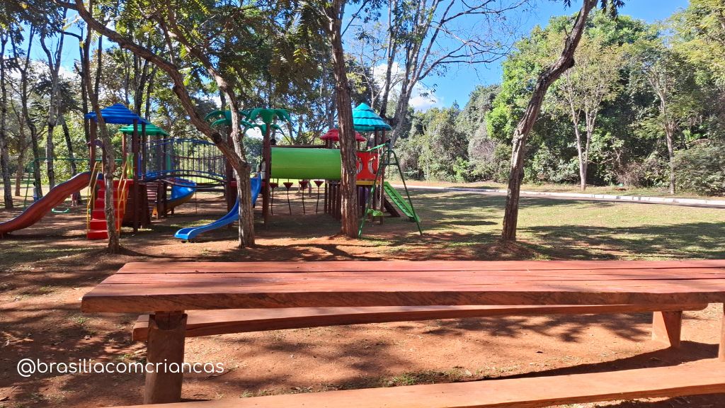 Alameda-das-Nacoes-Mesa-de-Piquenique Novos Parquinhos e Atrações no Jardim Botânico de Brasília 🌿