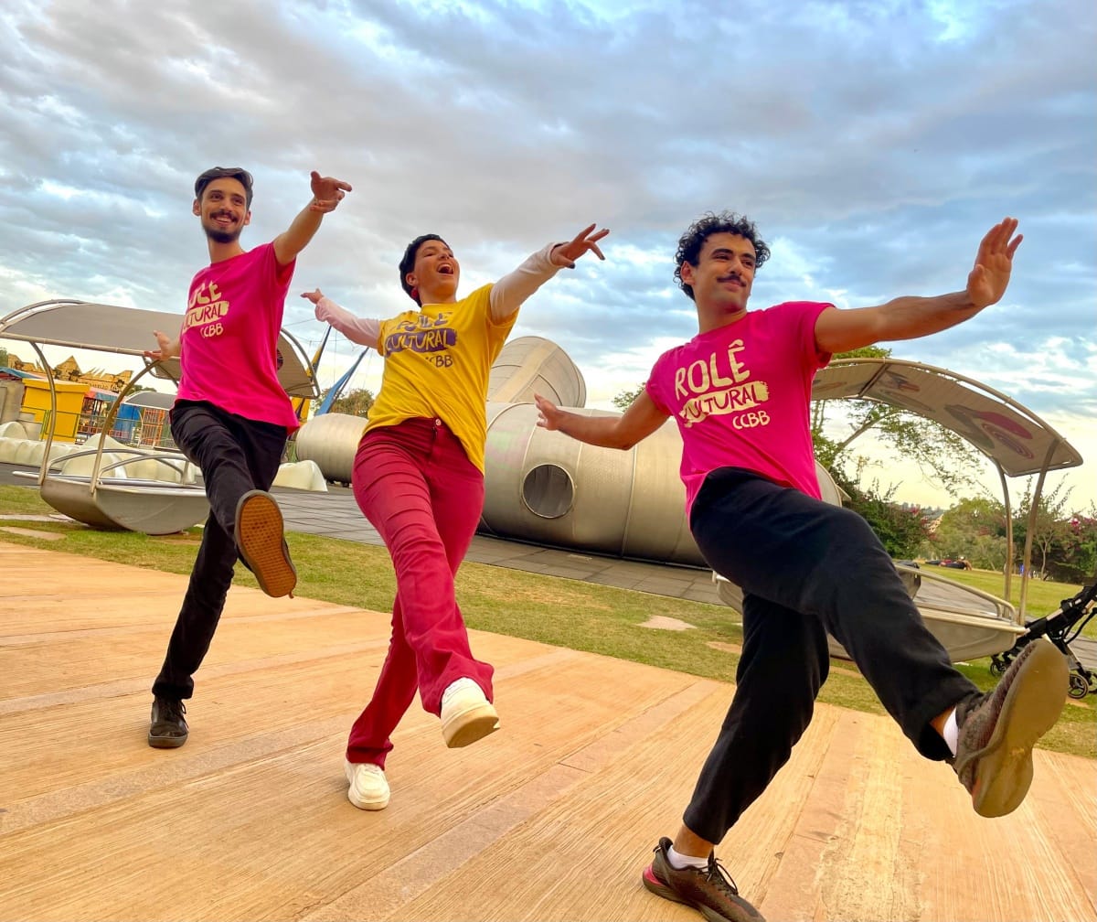 adultos dançando de rosa e amarelo