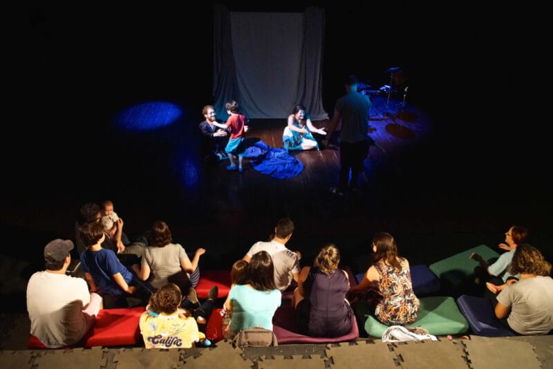 Festival-Primeiro-Olhar-credito-da-foto-para-Nityama-Macrini-1-scaled-e1753208232877 Mostra Teatral de Brasília traz “A Roupa Nova do Rei Zezão” com adaptação divertida e entrada gratuita