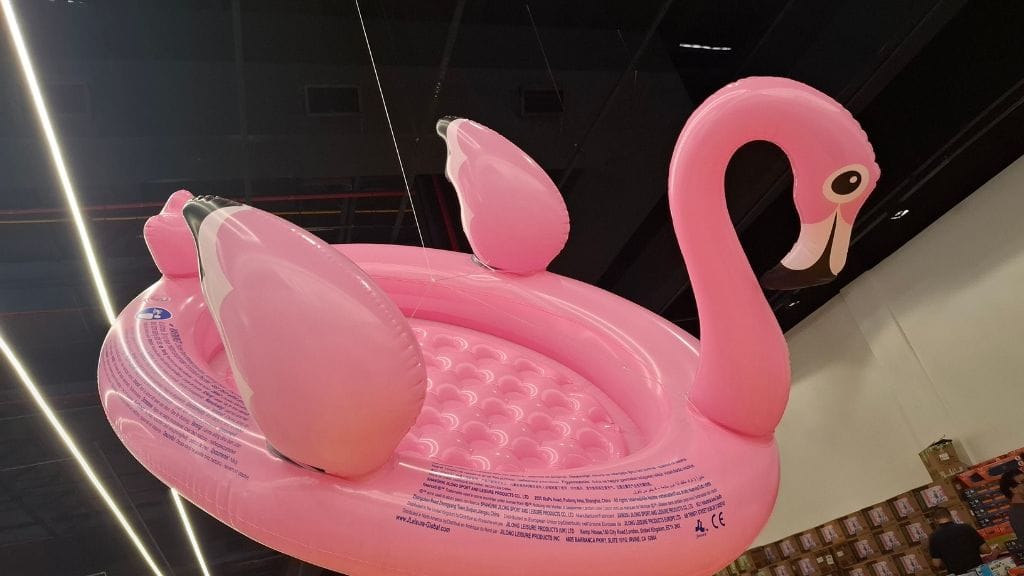 Boia-Cisne-Rosa-montada Mega Saldão Ciatoy 2025: veja o que encontramos por lá