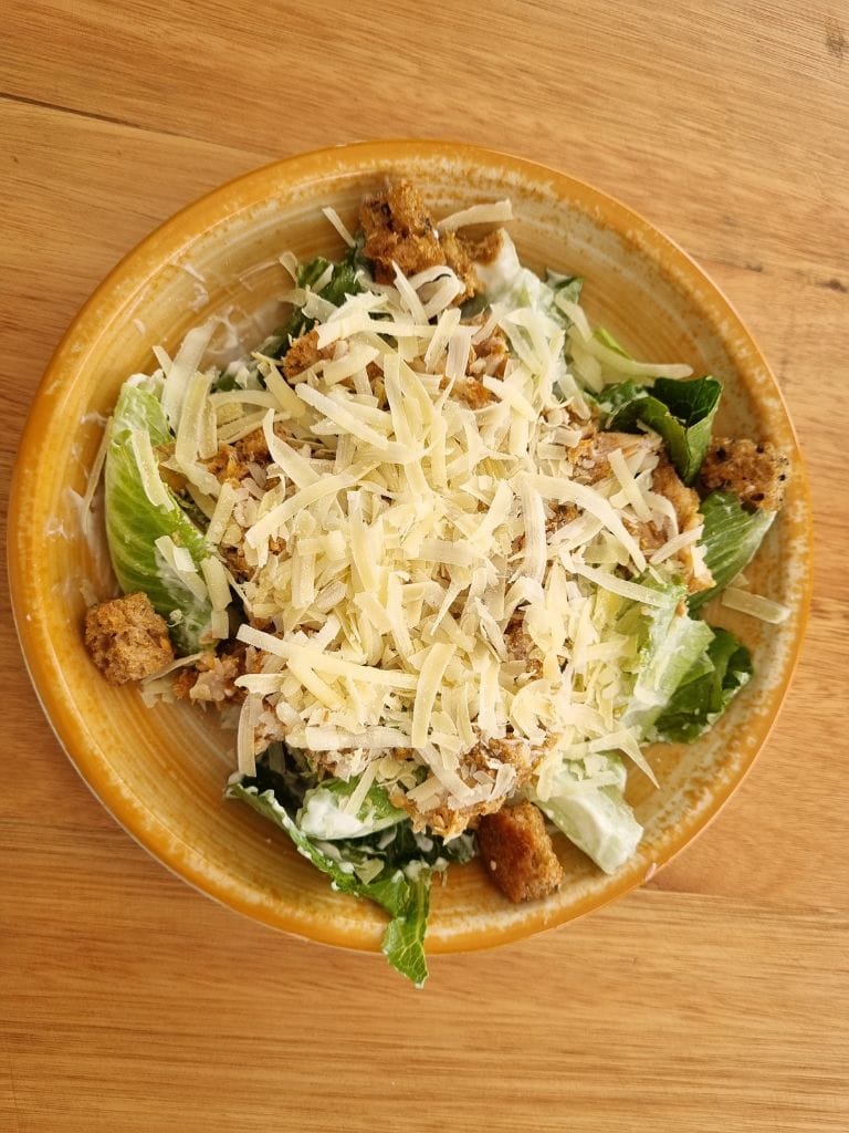 Salada-Caesar Ernesto Café na Caixa Cultural Brasília: almoço e programação cultural para famílias