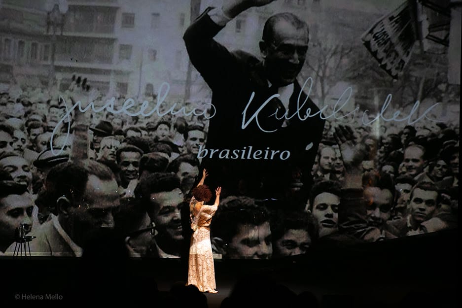 atriz-no-palco-com-foto-de-JK Shopping Iguatemi Brasília recebe o 2º Empreenda e Prospere: Encontro de Empresárias
