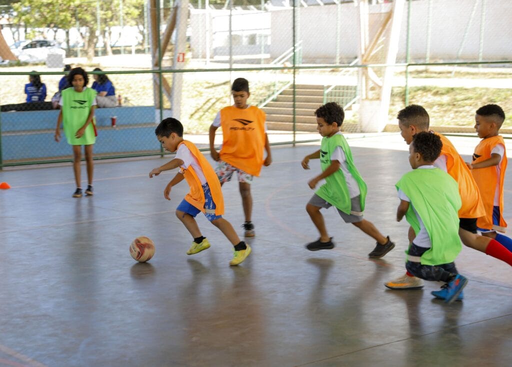 Criancas-pequenas-jogando-futebol-1024x734 CEU das Artes celebra Mês das Crianças com programação gratuita de lazer e criatividade