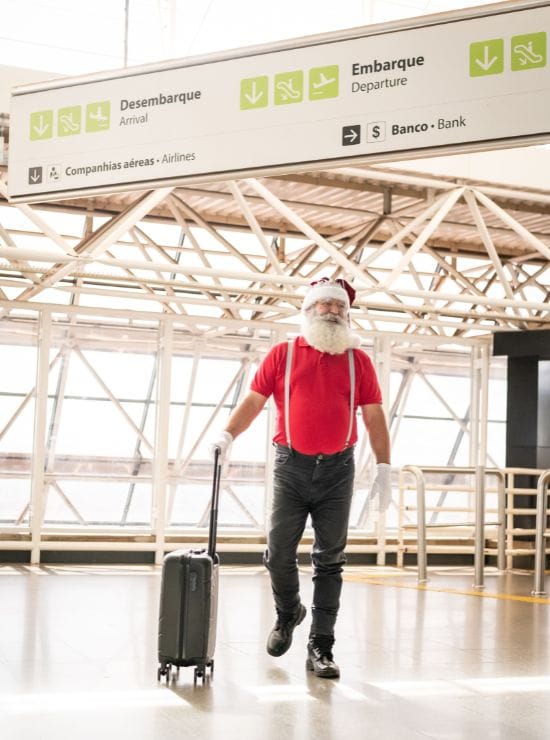 Papai-noel-no-aeroporto Chegada do Papai Noel inaugura o Natal de Prata no Taguatinga Shopping