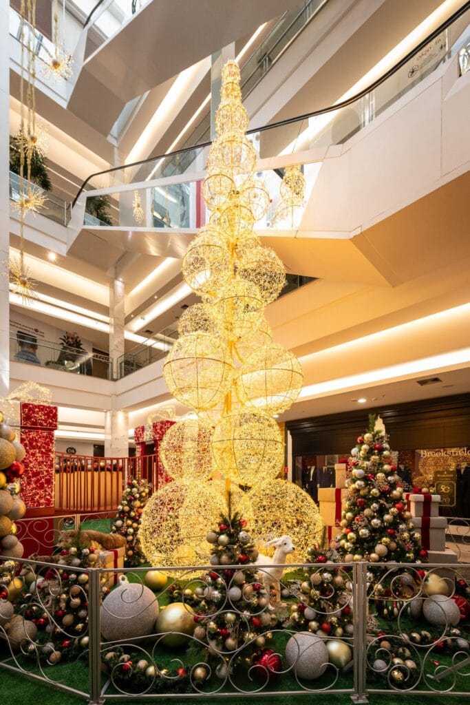 Bolas-douradas-natalinas-683x1024 Decoração Jubileu de Prata homenageia 25 anos do TGS com um Natal de brilho, emoção e memórias