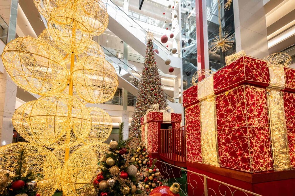Decoracao-dourada-de-Natal-1024x683 Decoração Jubileu de Prata homenageia 25 anos do TGS com um Natal de brilho, emoção e memórias