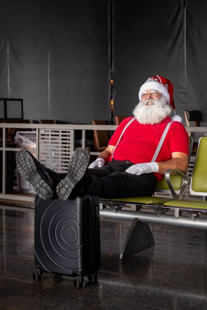 EusouoNoel-no-aeroporto-683x1024 Chegada do Papai Noel inaugura o Natal de Prata no Taguatinga Shopping