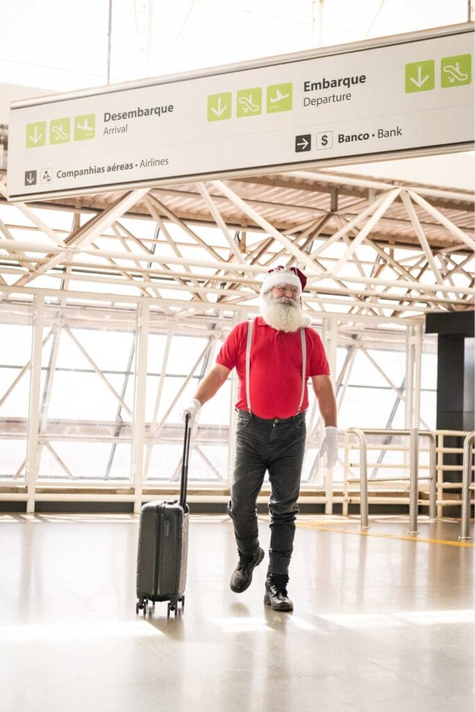 Papai-Noel-no-aeroporto-683x1024 Chegada do Papai Noel inaugura o Natal de Prata no Taguatinga Shopping