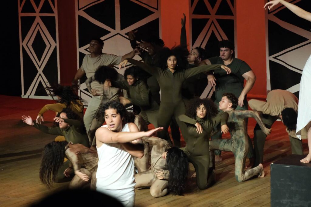 Peca-Manual-Antirracista-@OSVALDOBSB-1024x683 O premiado espetáculo “Manual Antirracista”realiza apresentações gratuitas no DF