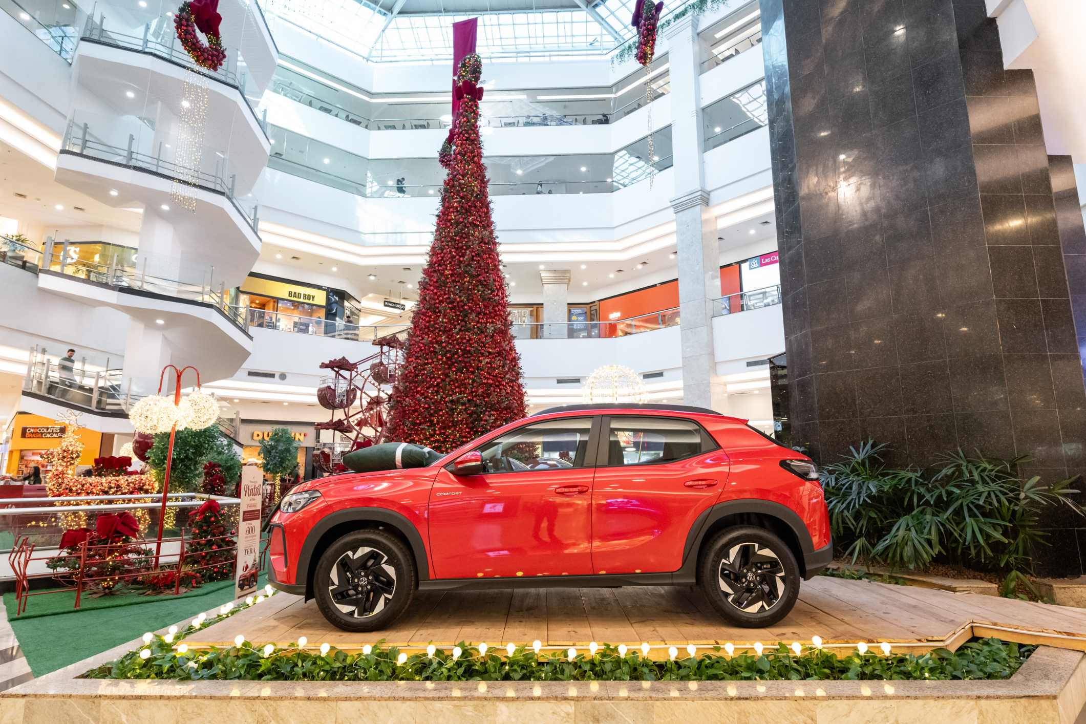 Carro-vermelho-no-patio-brasil Mostra Extraordinária une arte e reciclagem em exposição na Câmara Legislativa do DF