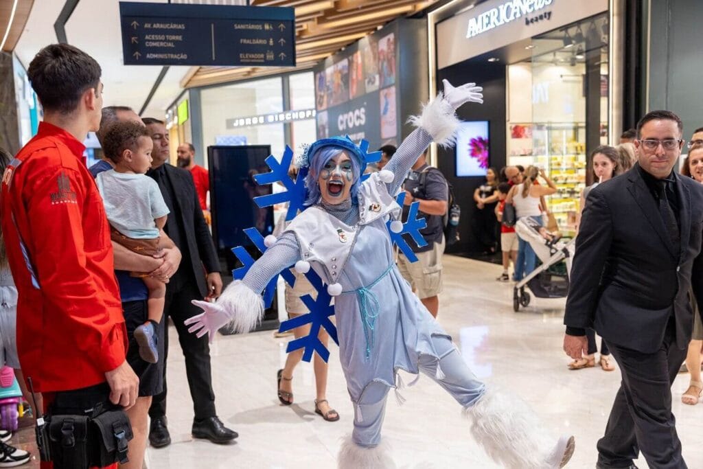 personagem-natalino-mahatttanan-1024x683 Espetáculo infantil “As Luzes do Natal” ganha apresentação extra no Manhattan Shopping em 23/12