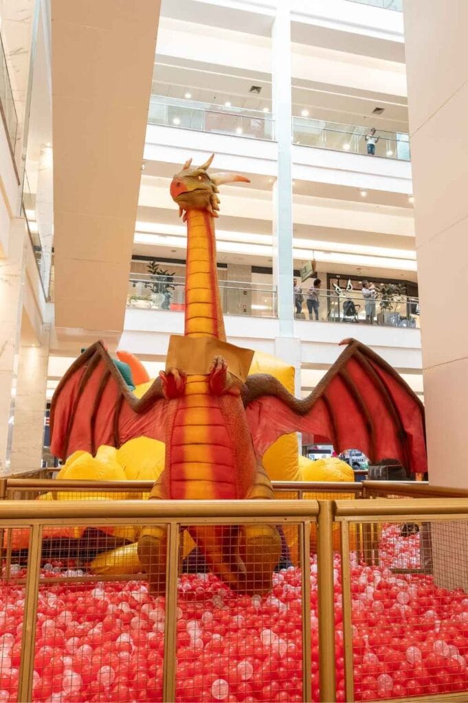 Dragao-Piscina-de-Bolinhas-681x1024 Dragões gigantes invadem o Taguatinga Shopping nestas férias