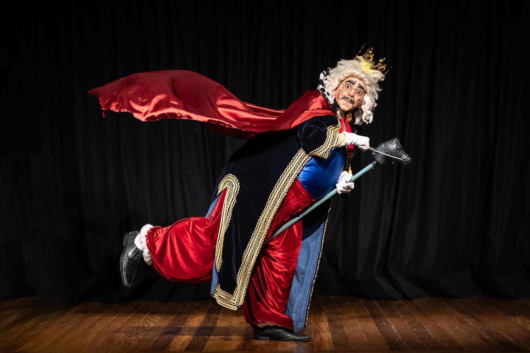 A-Roupa-Nova-do-Rei-Zezao-Credito-Cia-Fabula Início