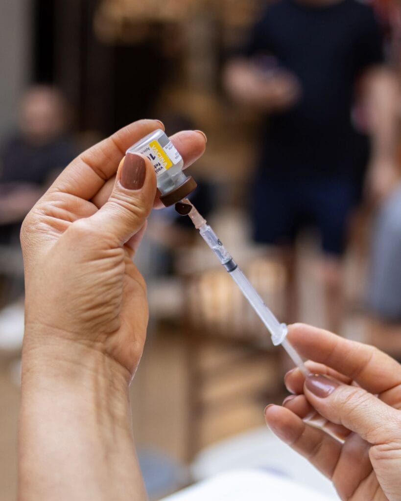 vacinacao-no-boulevard-vertical-credito-carol-mello-819x1024 Boulevard Shopping Brasília sedia Multivacinação da Secretaria de Saúde