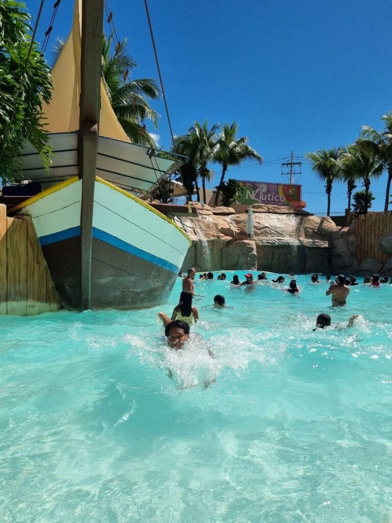 Piscina-de-Ondas-Nautico-768x1024 Parques aquáticos de Caldas Novas oferecem entrada gratuita para mães em maio