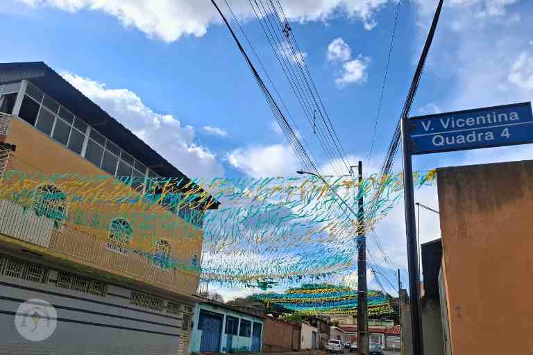 Bandeirinhas-em-Planaltina-Vila-Vicentina Ruas pintadas para a Copa do Mundo: tradição, pertencimento e memória urbana em Brasília