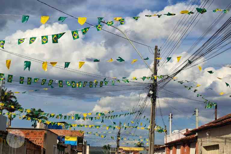 Bandeirinhas-em-Planaltina Ruas pintadas para a Copa do Mundo: tradição, pertencimento e memória urbana em Brasília