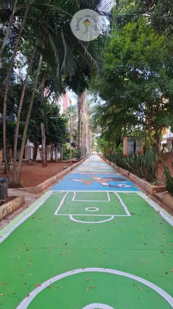 Campinho-de-futebol-pintado-na-calcada-576x1024 Ruas pintadas para a Copa do Mundo: tradição, pertencimento e memória urbana em Brasília