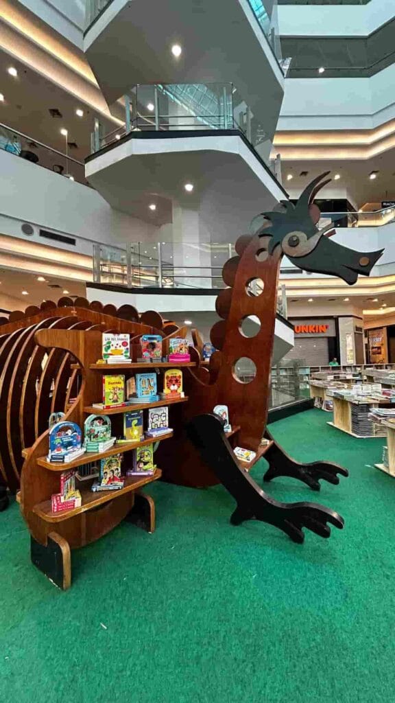 Dragao-de-madeira-com-livros-estante-576x1024 Pátio Brasil Shopping tem Feira do Livro e atração gratuita de figurinhas da Copa neste fim de semana