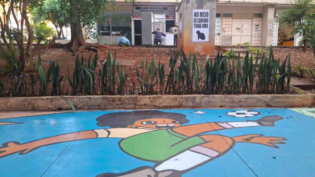 Jogador-de-futebol-Gurulino-216-norte-1024x576 Ruas pintadas para a Copa do Mundo: tradição, pertencimento e memória urbana em Brasília
