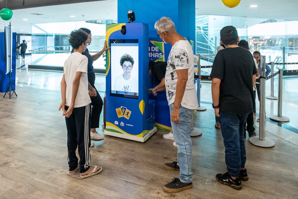 Totem-de-Figurinhas_Patio-Brasil Pátio Brasil Shopping tem Feira do Livro e atração gratuita de figurinhas da Copa neste fim de semana