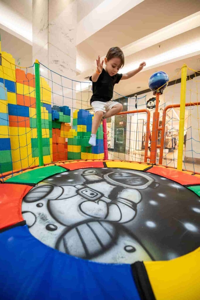 cama-elastica-683x1024 Astroventura no Taguatinga Shopping: parque espacial infantil é atração de férias em Brasília