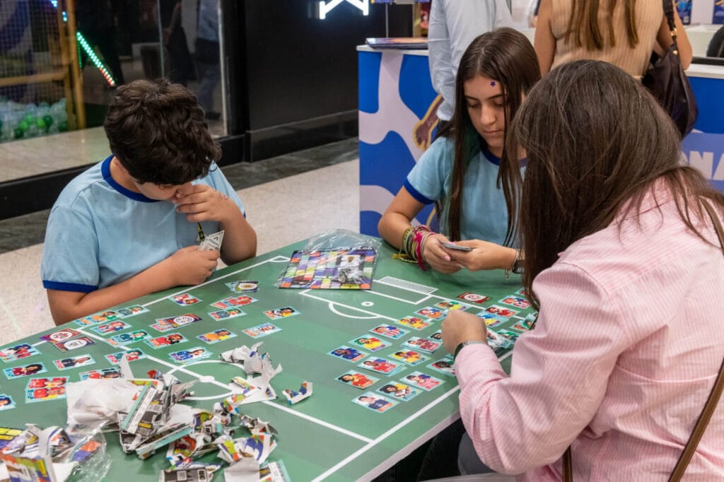 troca-de-figurinhas-taguatinga-1024x682 Taguatinga Shopping recebe Central de Troca de Figurinhas com espaço para jogar bafo