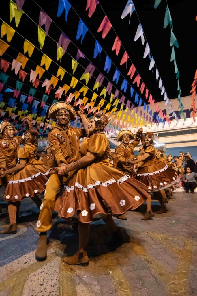 casal-roupas-tipicas-juninas-683x1024 Arraiá do Boulevard tem entrada gratuita, quadrilhas, bingo e atrações para crianças neste fim de semana
