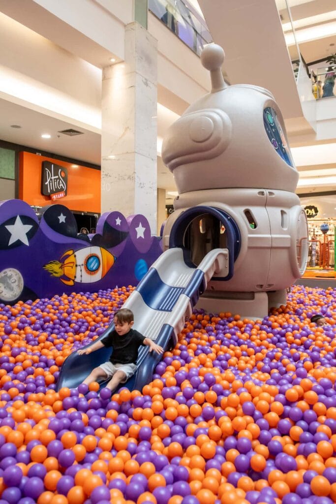 piscina-de-bolinhas-robo-683x1024 Astroventura é nova atração infantil de férias no Taguatinga Shopping