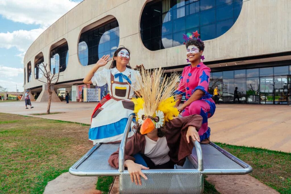 Visita-Espetaculo-na-programacao-da-Primavera-dos-Museus-2026-no-CCBB-Brasilia-1024x683 Primavera dos Museus Brasília 2026: programação gratuita no CCBB