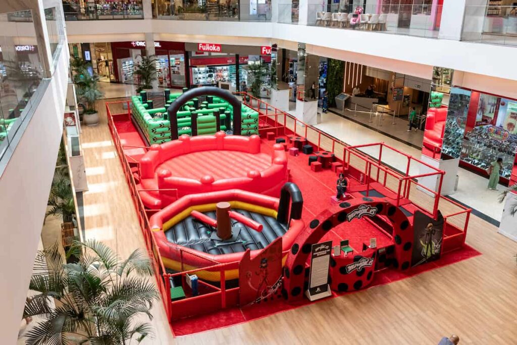 parque-miraculous-ladybug-1024x683 Mês das Crianças no JK Shopping tem Parque Miraculous, teatro, circo e Halloween